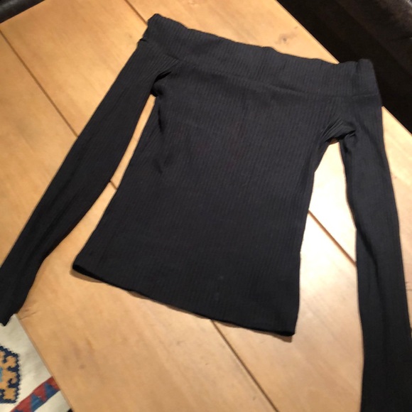 Aritzia | Wilfred Freman Off the Shoulder Shirt - Picture 3 of 3